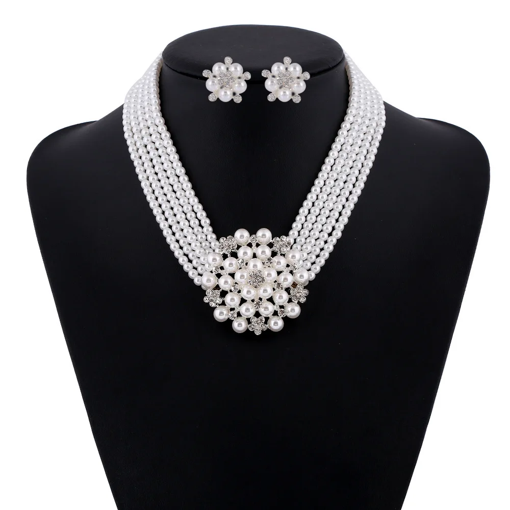 Women'S Accessories In The 1950S - Autreyヘップバーンパールネックレスとブレスレットセット、ジュエリーアクセサリー、朝食、コスチューム、1950s、コスチューム、シガレットホルダー、イヤリング、グローブ